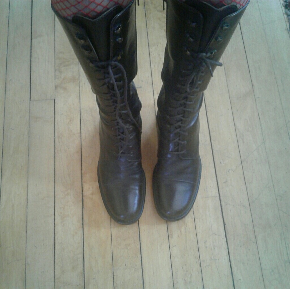 KENNETH COLE CALF-HIGH BROWN LEATHER BOOTS